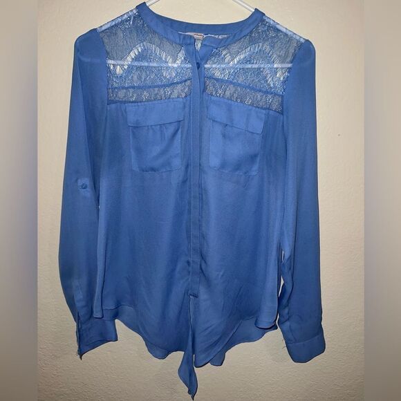 ❄️ CANDIES BLUE LIGHTWEIGHT SHEER TOP WITH LACE PANELS- SIZE SMALL - Picture 1 of 7